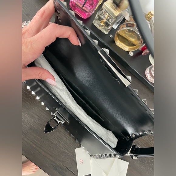 Valentino ROCKSTUD23 E/W SMOOTH CALFSKIN SHOULDER BAG - Picture 4 of 9